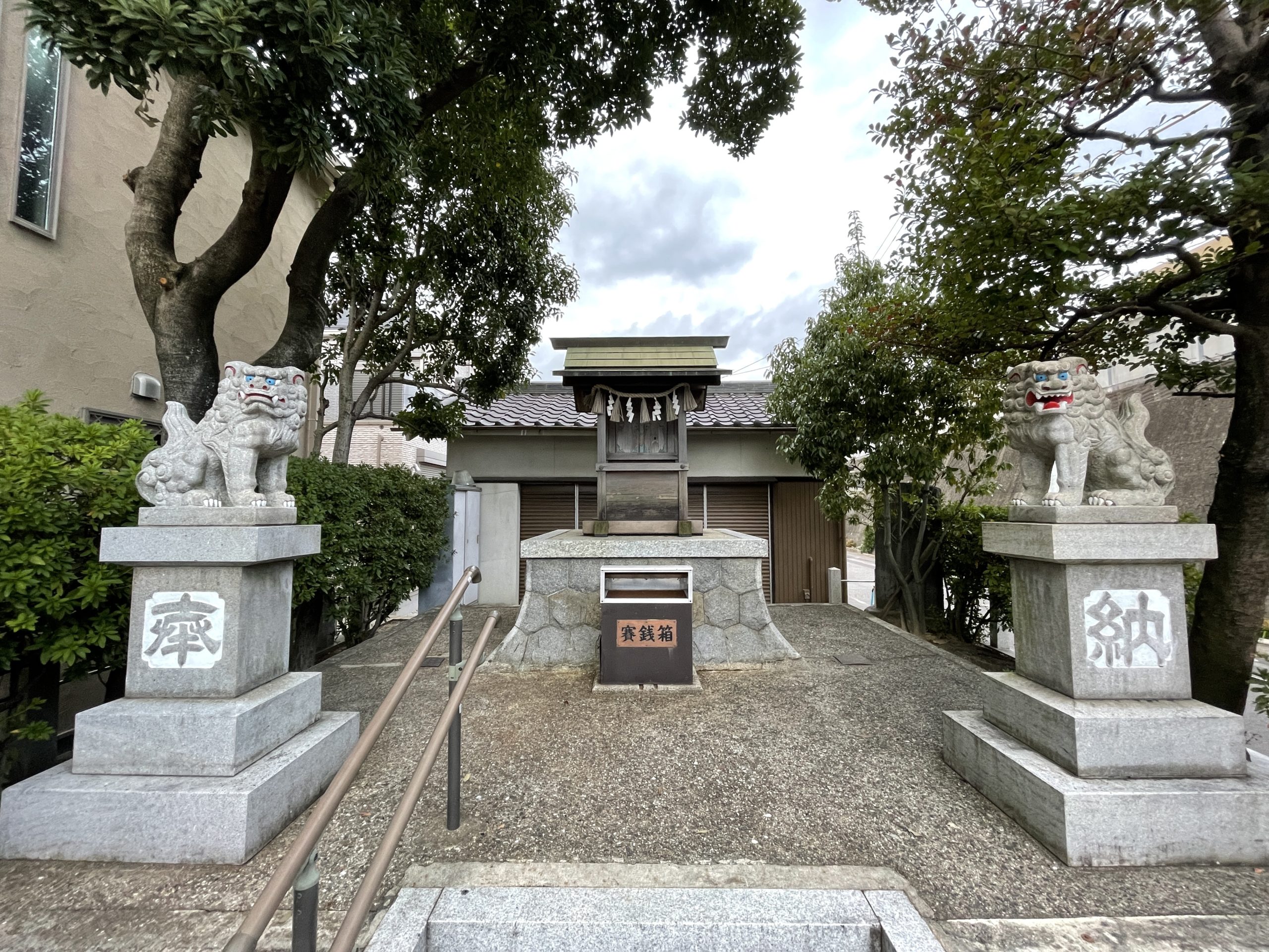 【豊興西宮神社】狛犬と本殿（iPhone12Pro）